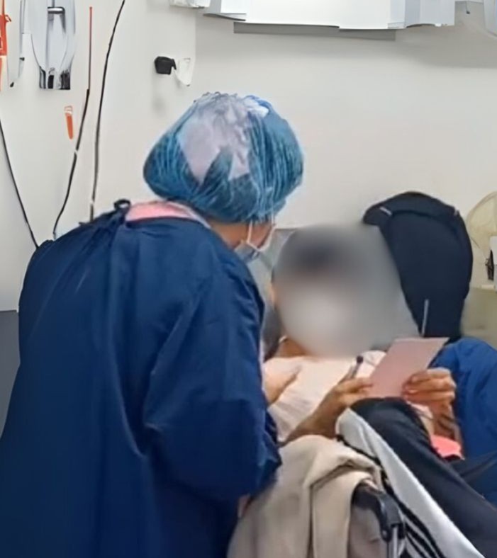 Psicooncóloga con paciente en hospital.jpg